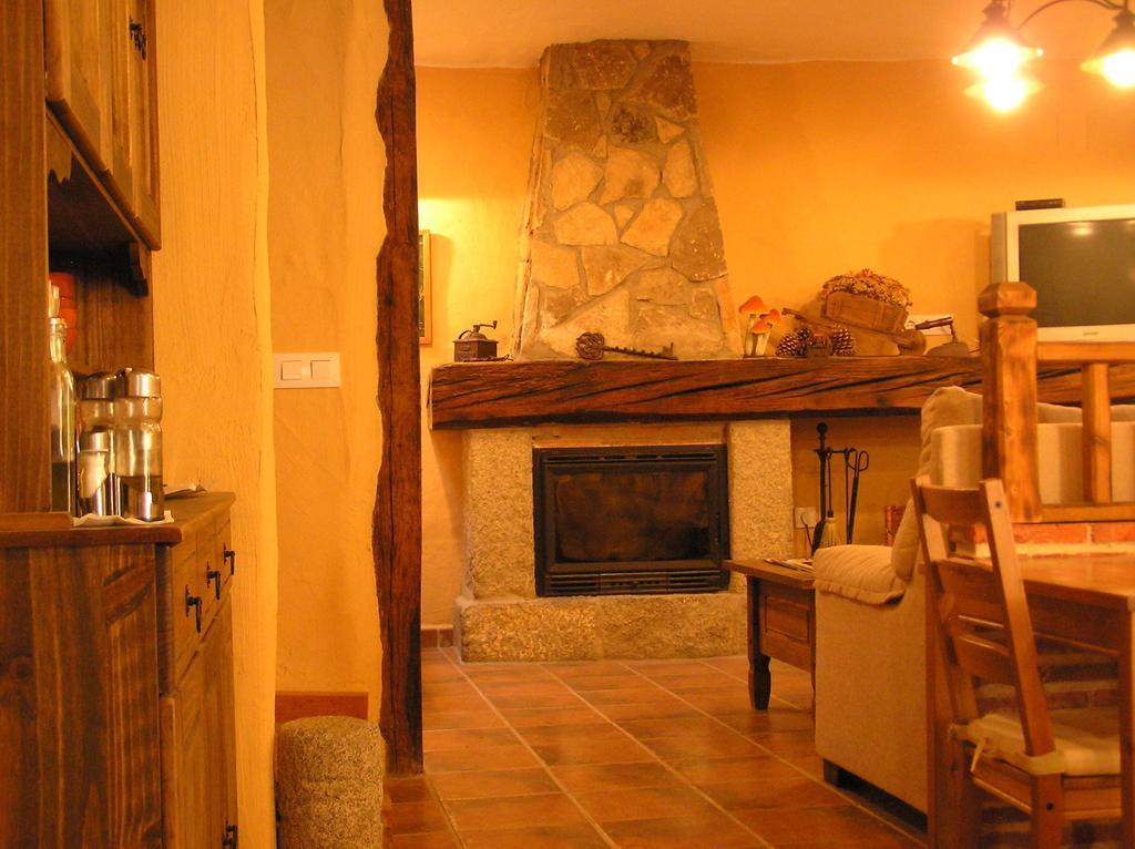 Hostal Rural Las Cuatro Calles San Martín del Pimpollar Dış mekan fotoğraf